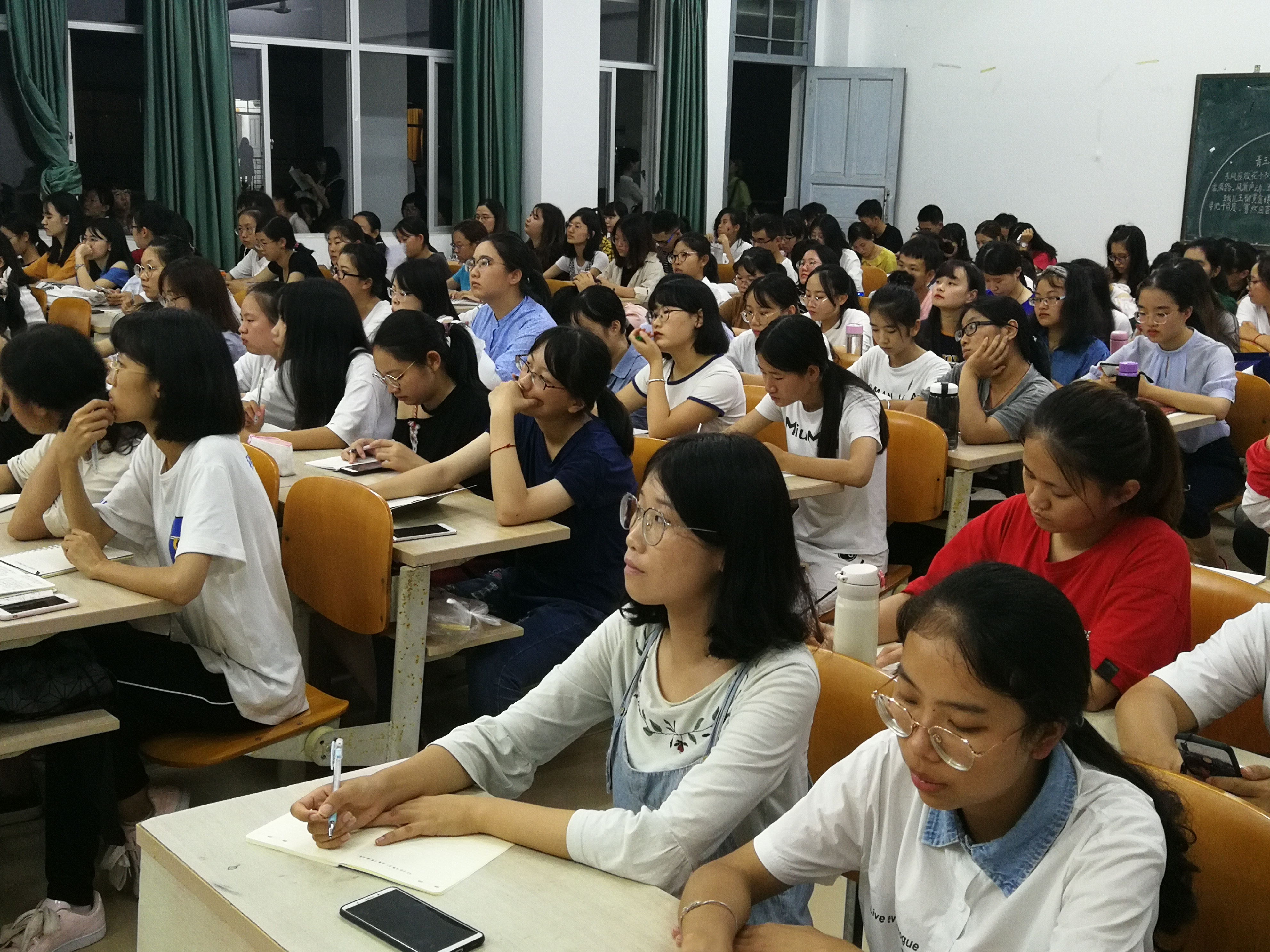 青年之声·记文学院“海南师范大学榕树讲座”之“关于当下国产电影发展态势的反思”