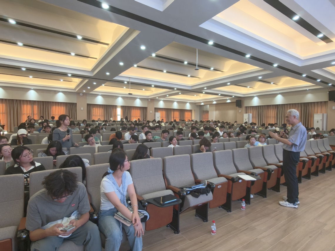 向银林老师在宣讲会现场与学生互动