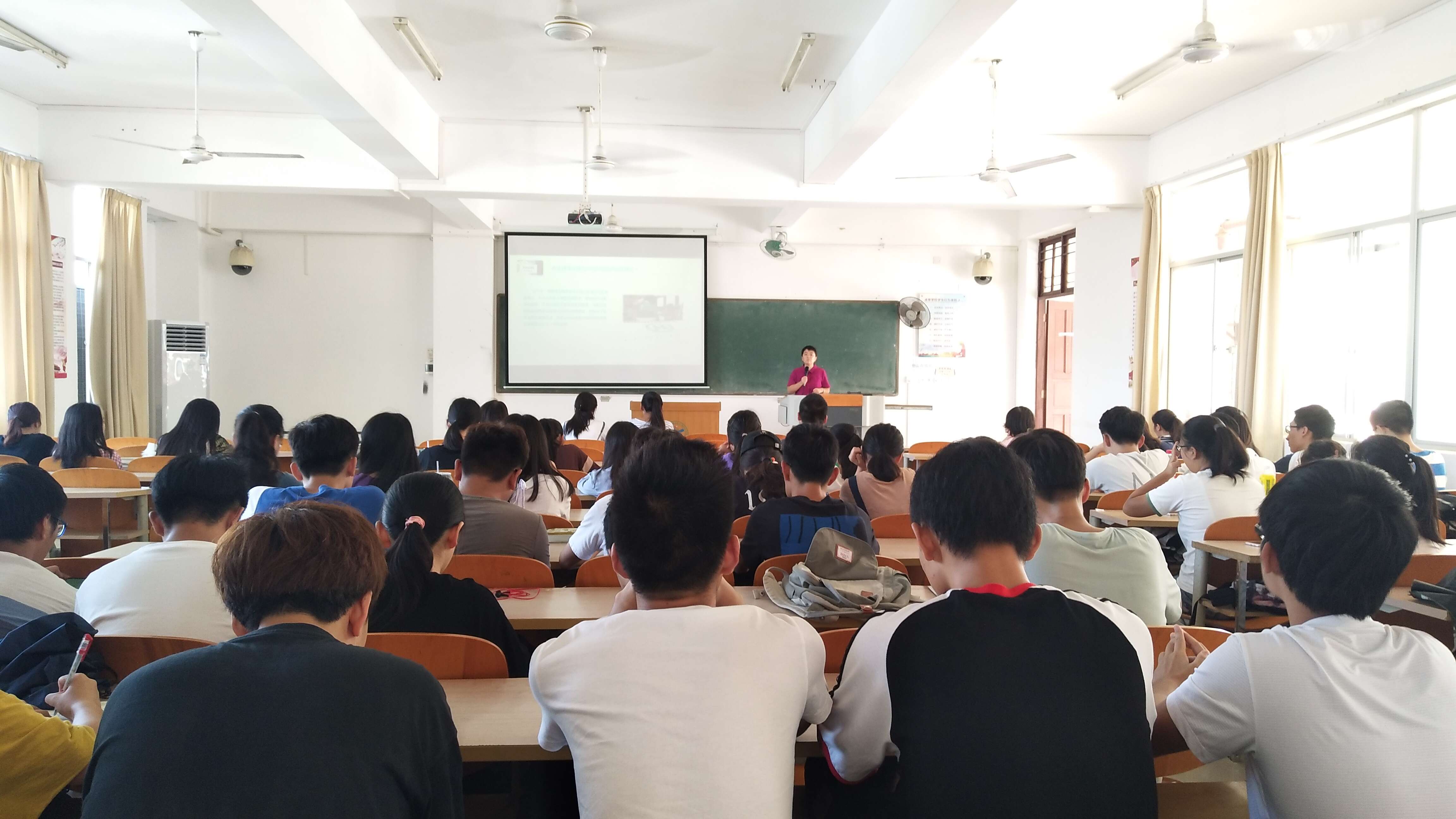 叶成徽老师做新时期我国商业健康保险模式的创新与发展讲座