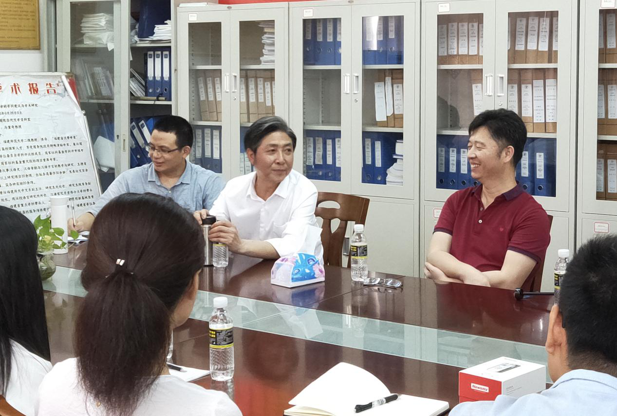 长江学者特聘教授易闻晓与文学院师生座谈
